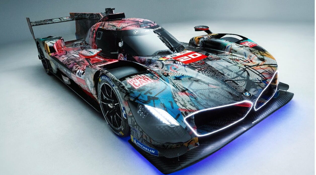 Die Kunst der Geschwindigkeit. Julie Mehretus BMW M Hybrid V8 Art Car.