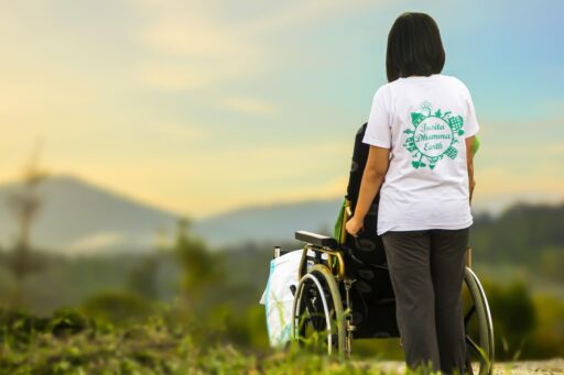 Pflege am Limit Wie der Fachkräftemangel den Alltag in Kliniken und Heimen verändert