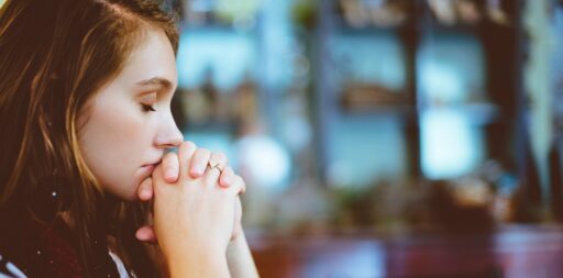 Alles über klumpigen weißen Ausfluss Ursachen, Symptome und Behandlungsmöglichkeiten