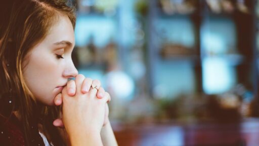 Alles über klumpigen weißen Ausfluss Ursachen, Symptome und Behandlungsmöglichkeiten